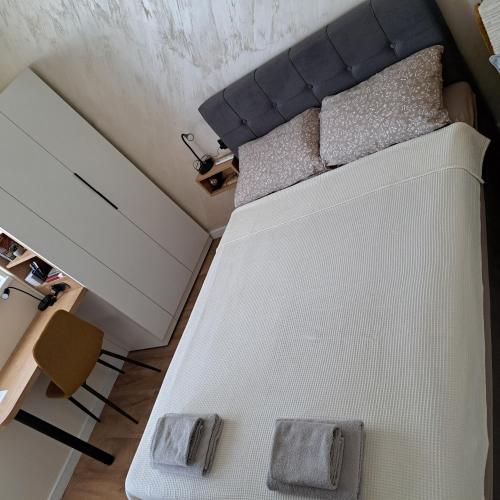 a bedroom with a bed in a room at Ivy apartman Vršac in Vršac