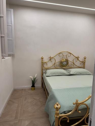 ein Schlafzimmer mit einem Bett mit einer grünen Tagesdecke in der Unterkunft Chagall Blangè in Asti