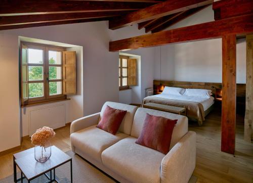 a living room with a couch and a bed at Otegui Etxea Casa Rural in Aspuru