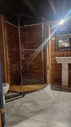 a bathroom with a glass shower and a sink at MountainzenEscape in Los Altos de Cerro Azul