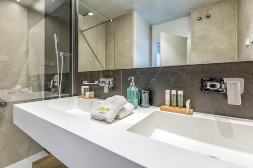LolaBeachfront - Indoor Heated Pool & Spa - Premium Gym - Private Garden - 5 min Train to Airport