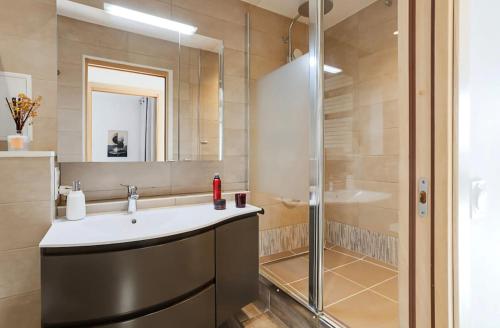 a bathroom with a sink and a shower at Entre lac-montagnes et frontière in Contamine-sur-Arve