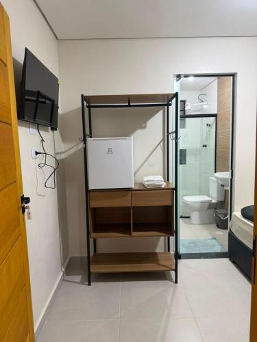 a bathroom with a mirror and a sink and a toilet at Pousada SMART AIRPORT 10 min GRU in Guarulhos