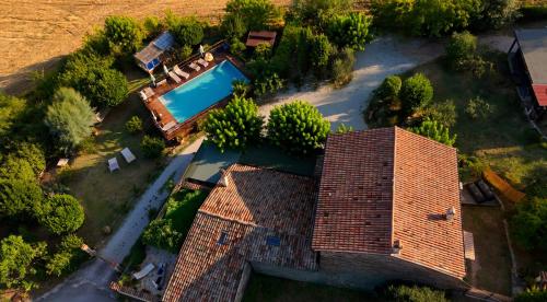 an overhead view of a house with a swimming pool at Relais B&B Betty Bike in Sasso Feltrio