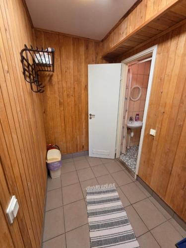 a hallway with a bathroom with a door and a toilet at Lodja Jäägrimaja in Lodja