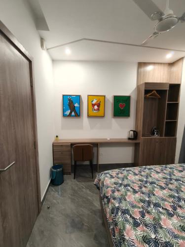 a bedroom with a bed and a desk in it at La Villa K - 1 Studio in Lomé