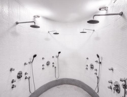 Et badeværelse på Dazzler by Wyndham Colonia