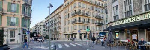 au centre de Nice proche de la mer GRANDE chambre climatisée direct tram durandy aéroport