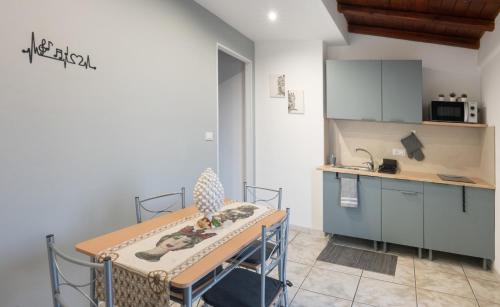 a small kitchen with a table and a counter at Amò Casa in Fiumefreddo di Sicilia