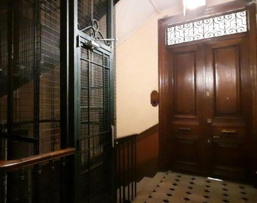 très grande chambre climatisée plein centre Nice avec balcon