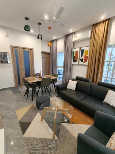 a living room with a couch and a table at La Villa K - 1 Chambre Salon in Lomé