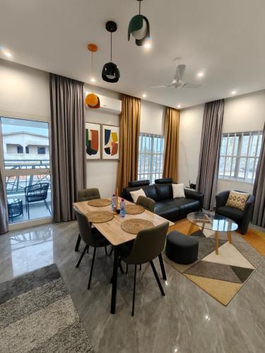 a living room with a table and chairs at La Villa K - 1 Chambre Salon in Lomé