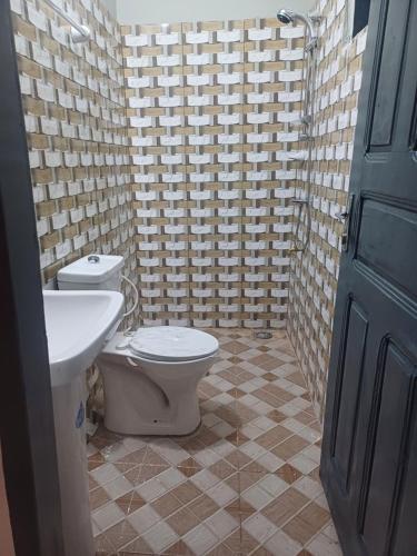 ein Badezimmer mit Toilette und Waschbecken in der Unterkunft Jedd Palace in Kpannou