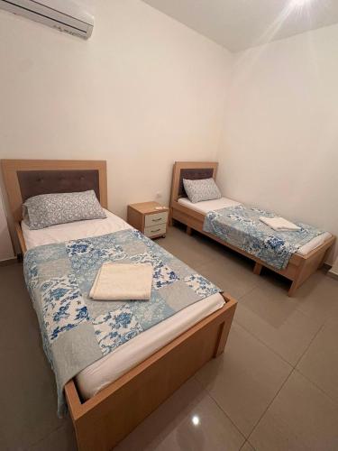 two beds in a room with twoperate beds at Florida apartments in Golem