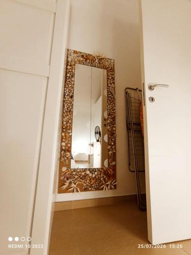 a mirror in the corner of a room at ALMAREDo in Bisceglie