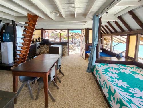 a bedroom with a table and a bed in a room at Vahaui Paradis in Avatoru