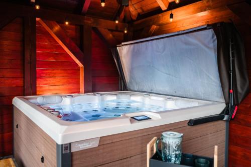 a jacuzzi tub in a room with a table at Apartmán na Pasekách in Bystrzyca