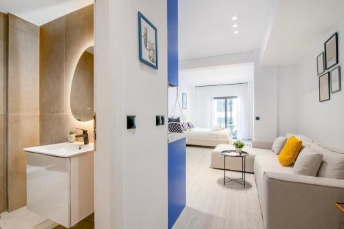 June's Studio with Balcony & Close to Monastiraki