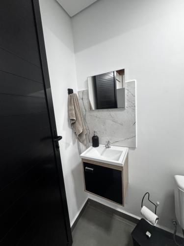 a bathroom with a sink and a mirror at Village Conti Ideal para casal com Ar C01 in Campinas