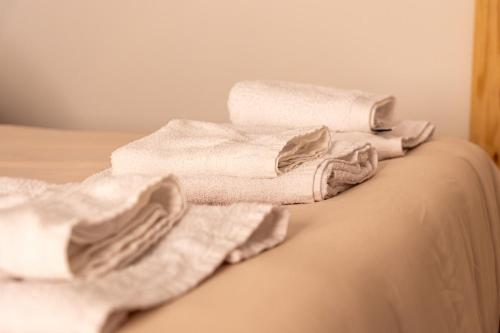 a pile of towels sitting on top of a bed at Casa Aurora in Almoharín