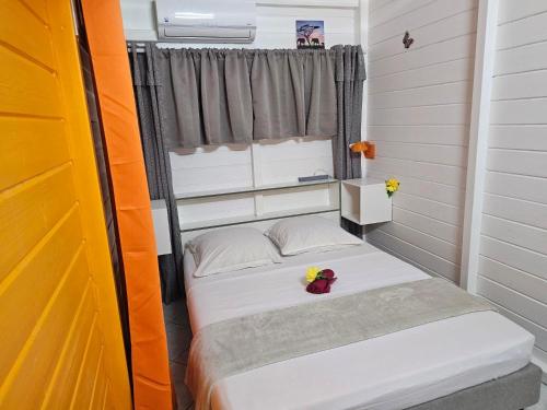 a small bedroom with a bunk bed with flowers on it at BungalowFlo - Maison de vacances avec Spa in Petit-Canal