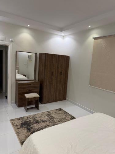 a bedroom with a bed and a dresser and a mirror at City residence in Medina