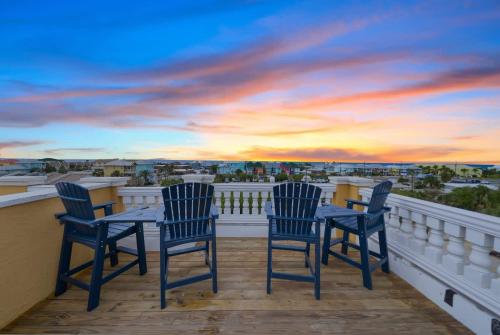 Summer Special, Lux 4BR House Sleeps 12, Pool, Elevator, King bed photo 3