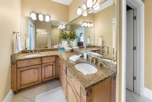 Summer Special, Lux 4BR House Sleeps 12, Pool, Elevator, King bed photo 10