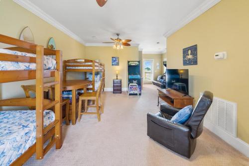 Summer Special, Lux 4BR House Sleeps 12, Pool, Elevator, King bed photo 27