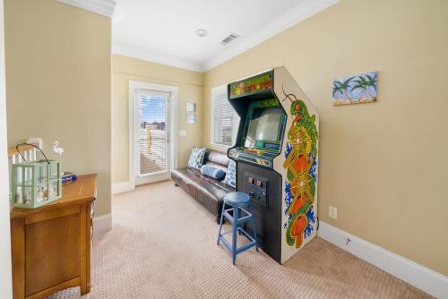 Summer Special, Lux 4BR House Sleeps 12, Pool, Elevator, King bed photo 30
