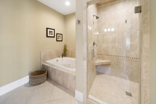 Summer Special, Lux 4BR House Sleeps 12, Pool, Elevator, King bed photo 31