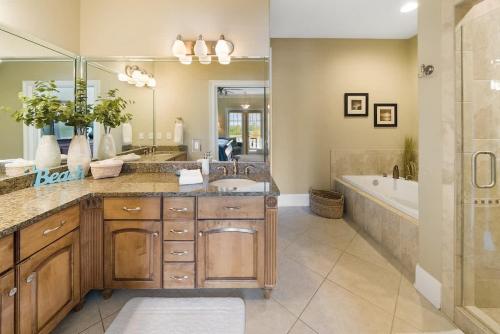 Summer Special, Lux 4BR House Sleeps 12, Pool, Elevator, King bed photo 32