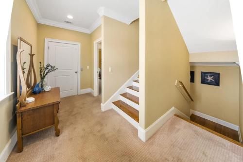 Summer Special, Lux 4BR House Sleeps 12, Pool, Elevator, King bed photo 39