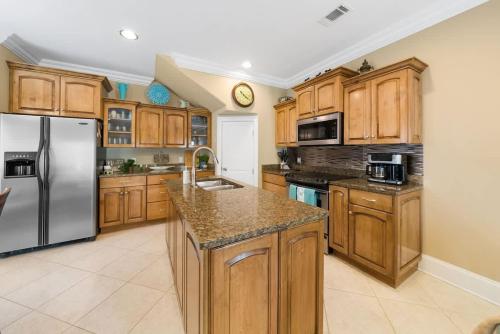 Summer Special, Lux 4BR House Sleeps 12, Pool, Elevator, King bed photo 45