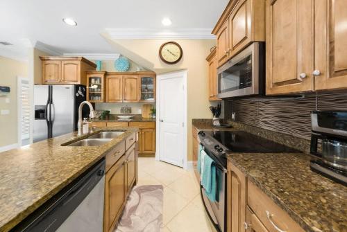 Summer Special, Lux 4BR House Sleeps 12, Pool, Elevator, King bed photo 48