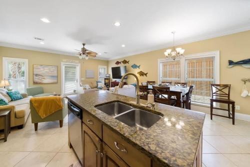 Summer Special, Lux 4BR House Sleeps 12, Pool, Elevator, King bed photo 50