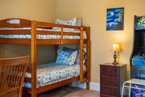 Summer Special, Lux 4BR House Sleeps 12, Pool, Elevator, King bed photo 56