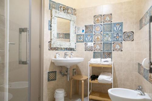 a bathroom with a sink and a mirror at Dimora dei Grifi in Ascoli Satriano