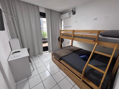 ein Zimmer mit zwei Etagenbetten und einem Fenster in der Unterkunft Charme 239 in Natal