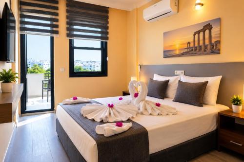 a bedroom with a bed with two swans on it at Ayliz City Otel in Manavgat