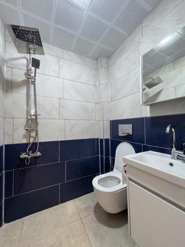 a bathroom with a toilet and a sink at Ayliz City Otel in Manavgat