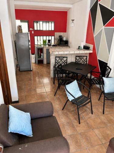 a living room with a couch and a table at Buganvilias Quepos No 1 con aire acondicionado in Quepos