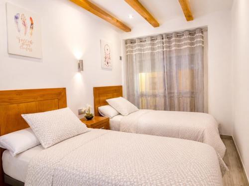 a bedroom with two beds and a window at apartamento las torres-botanico con 2 habitaciones in Valencia