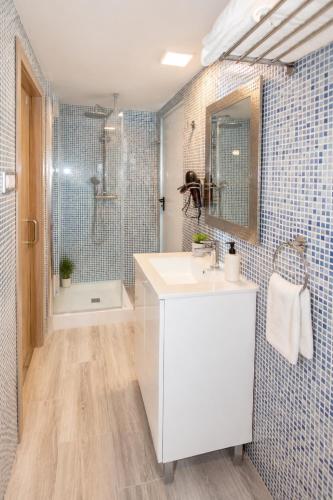 a bathroom with a white sink and a shower at apartamento las torres-botanico con 2 habitaciones in Valencia