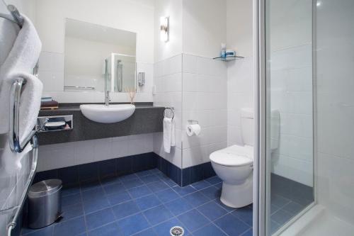 uma casa de banho com um WC, um lavatório e um chuveiro em Harbourside Lodge em Nelson