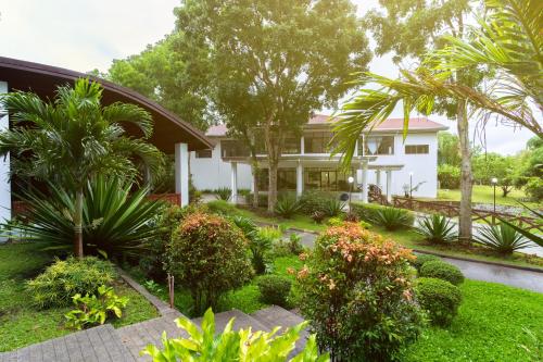a house with a garden in front of it at The Glens Tagaytay in Kaybagal