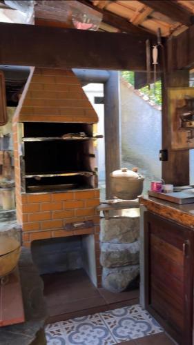 a kitchen with a brick oven in a kitchen at Pousada Vertente das Águas in Lumiar