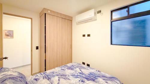 a bedroom with a bed and a window at Apartamento Baruch IV in Itagüí
