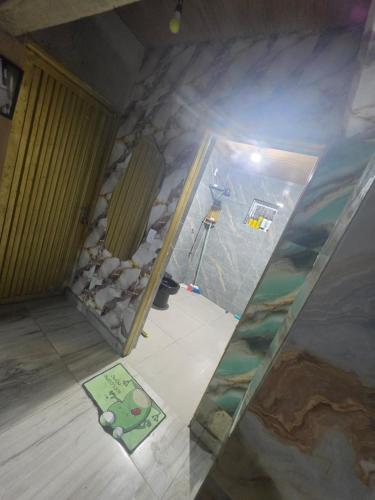 a mirror in a room with a rock wall at Chácara pedaçoDcéu in Cavalcante