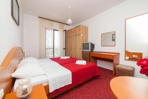 Habitación de hotel con cama y escritorio en Villa Pincevic, en Lopud Island